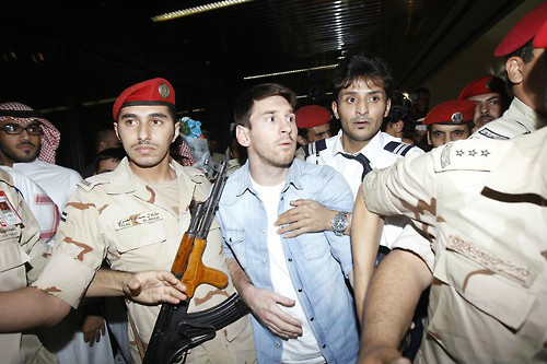 10 cảnh sát chĩa súng vào người Messi