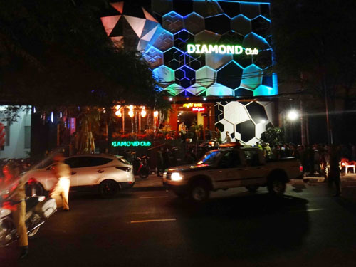 Hàng trăm cảnh sát kiểm tra vũ trường Diamond